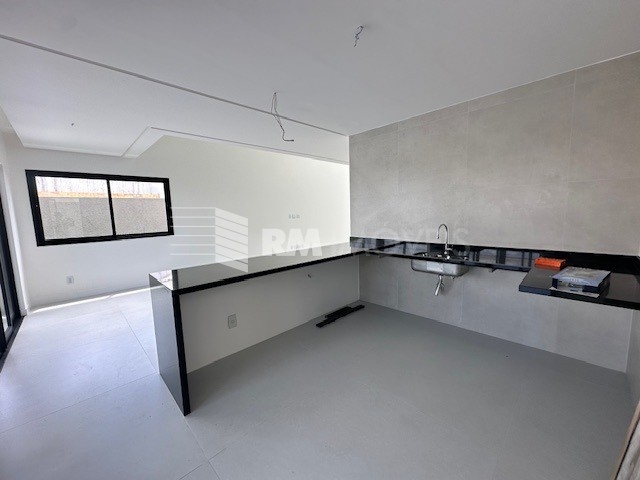 Casa de Condomínio à venda com 4 quartos, 294m² - Foto 4