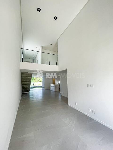Casa de Condomínio à venda com 4 quartos, 250m² - Foto 2
